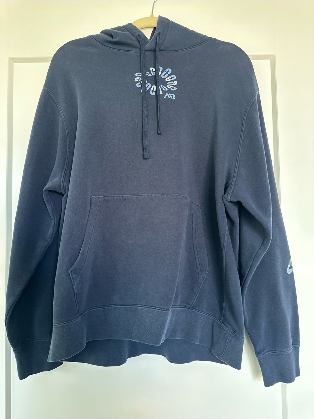 Nike Dark Navy Pullover Hoodie with Subtle Chest Graphic